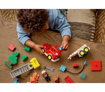 Зображення 6 Конструктор Lego Duplo Town Пожарная машина со шлангом и пожарным (10473)