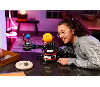 Зображення 2 Конструктор Lego Technic Земля и Луна на орбите (42179)